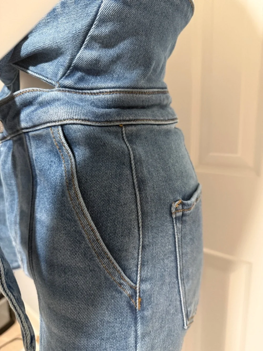 RISEN los ángeles High-Waist Paperbag Blue Jeans with Tie Belt - Women. - Picture 3 of 16